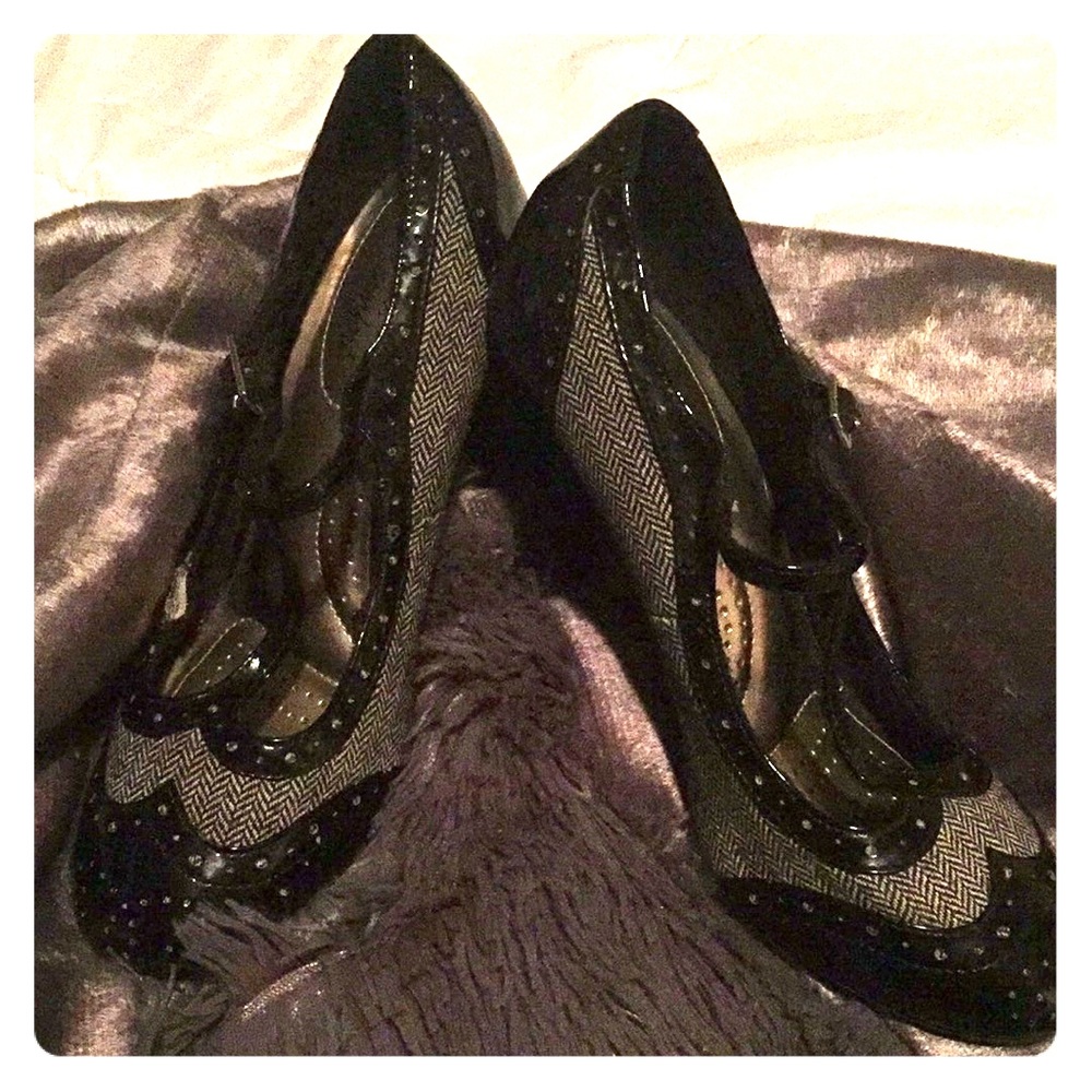 Adorable vintage look black & white pattern heels